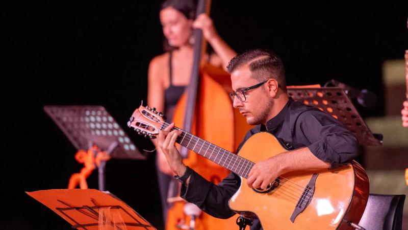 Francesco Russo | Classica in sneakers