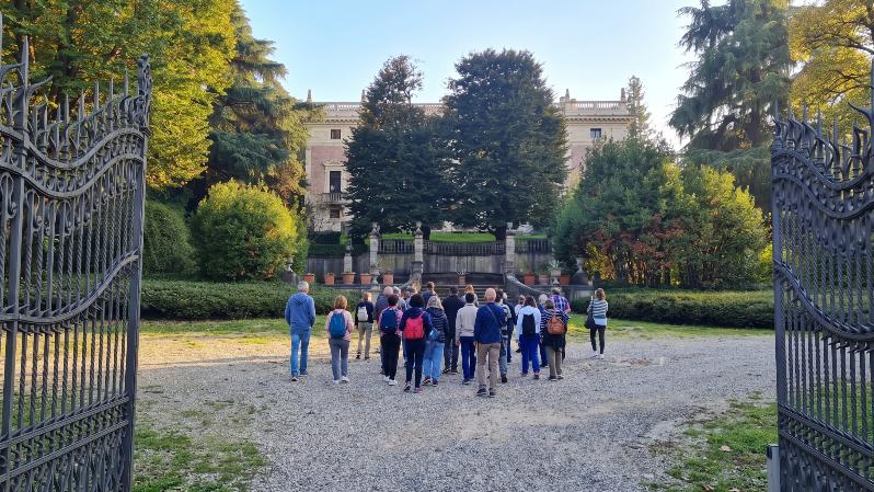Trekking urbano Villa Benni - modificata con AI