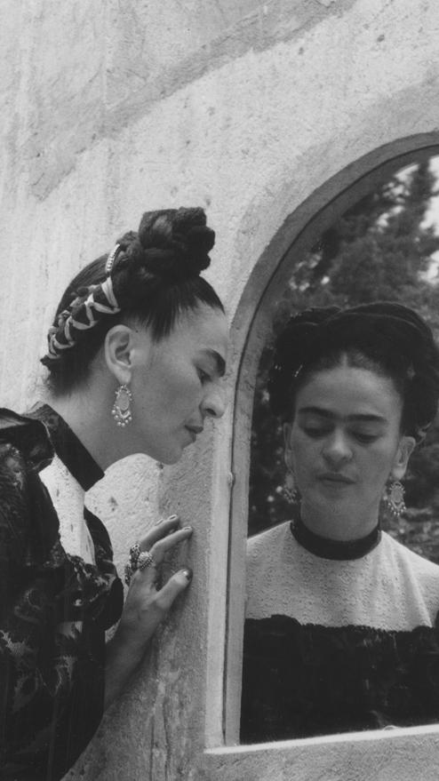 Frida Kahlo © LOLA ALVAREZ BRAVO, by SIAE