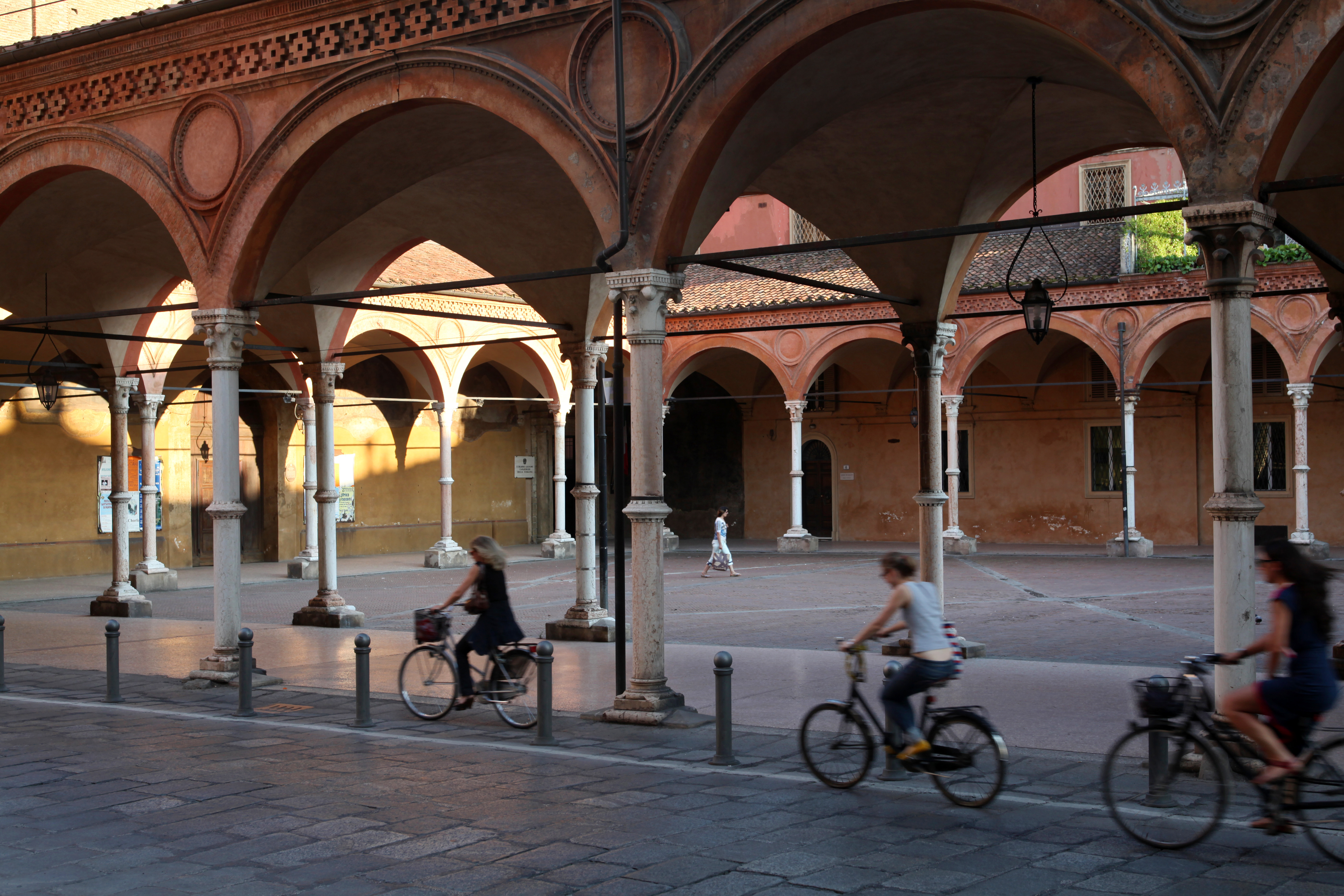 Basilica dei Servi Porticoes, Bologna Welcome CC BY 4.0
