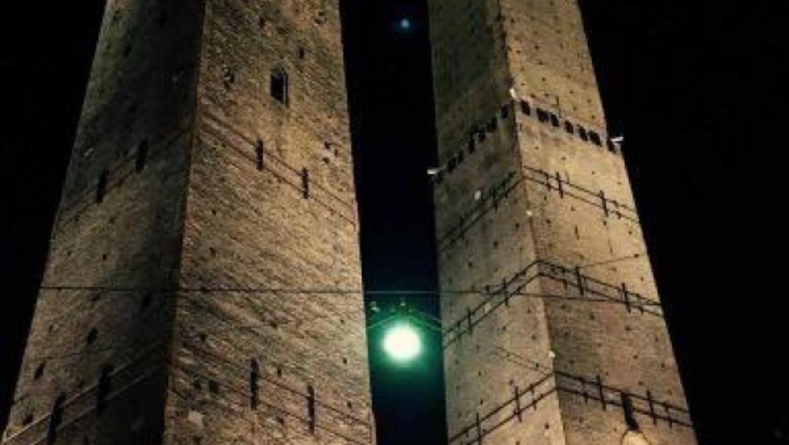 Le due torri di notte, Bologna