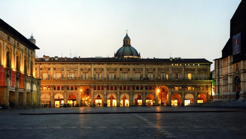 Piazza Maggiore e Palazzo dei Banchi - Bologna_2006 - ©Bologna Welcome