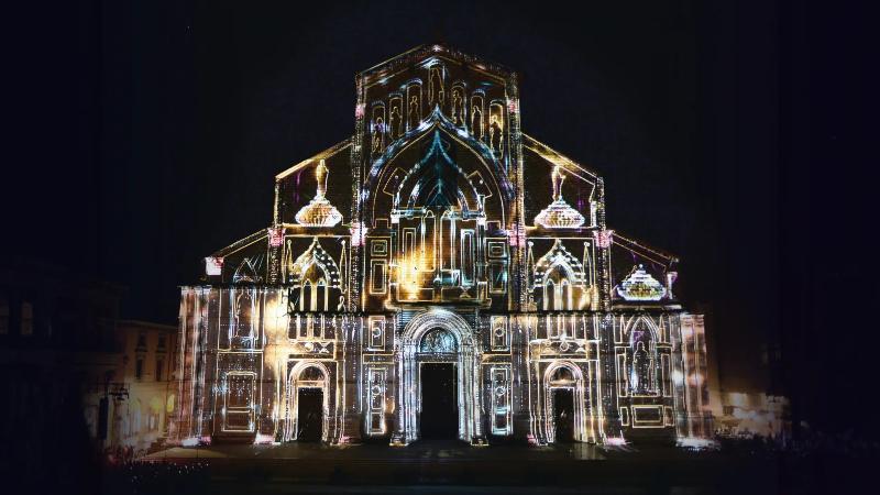 The square lights up - The hidden drawings of an unfinished facade The square lights up - The hidden drawings of an unfinished facade