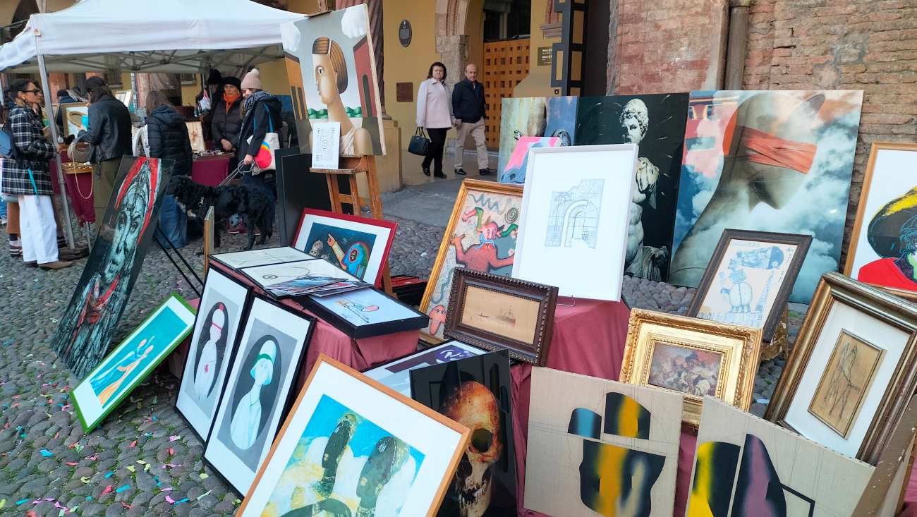 Bancarella che espone quadri