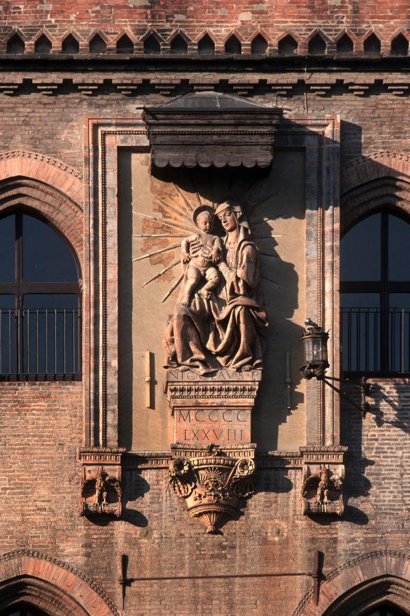 Dettaglio facciata, Palazzo d'Accursio, Bologna Dettaglio facciata, Palazzo d'Accursio, Bologna