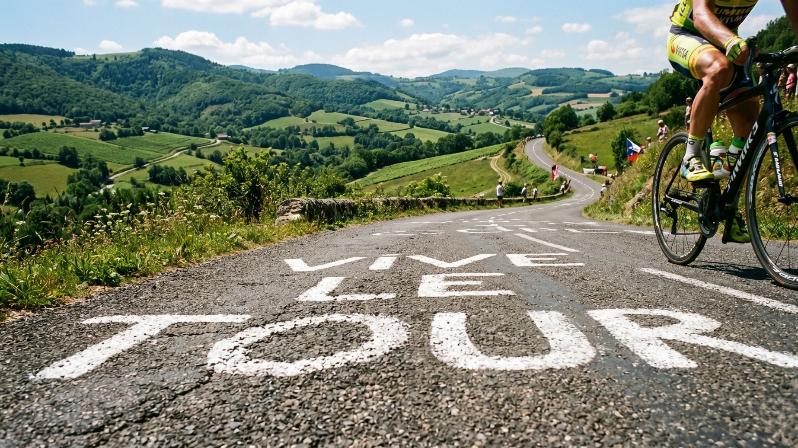 Giro ad anello sulle strade del Tour de France - generata con AI