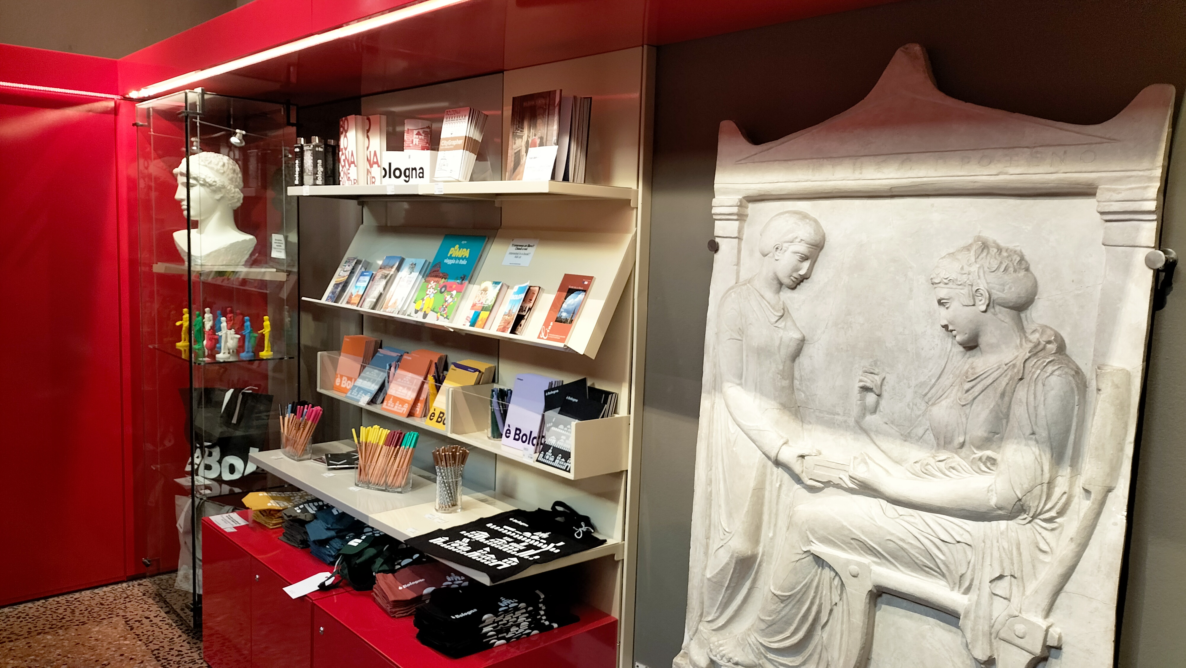 Merchandise in esposizione presso Bookshop Museo Archeologico