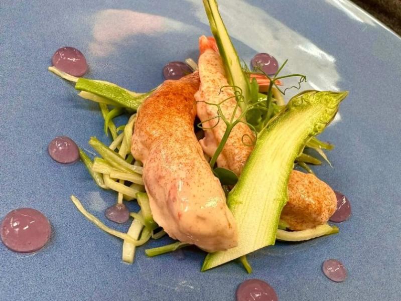San Domenico, gambas glaseadas con pimentón, ensalada de espárragos y gel de chalota de Romaña, vía IG @sandomenicoimola