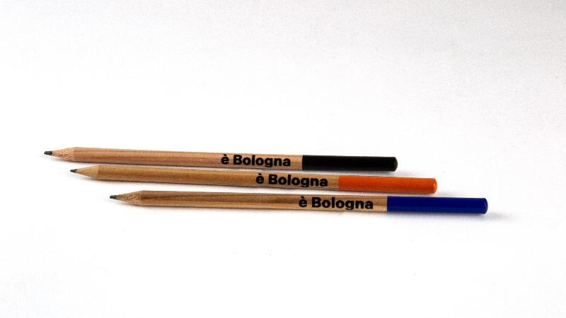 3 coloured capsule pencils set è Bologna