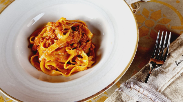 Piatto di tagliatelle al ragù