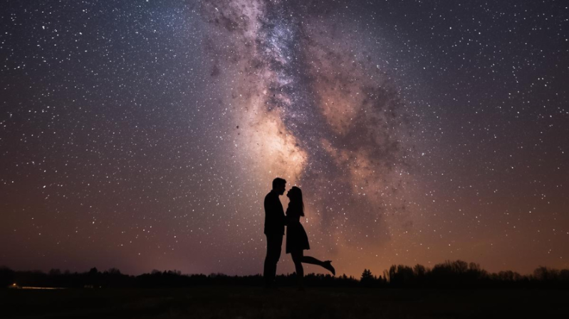 Space Date: two glasses among the stars