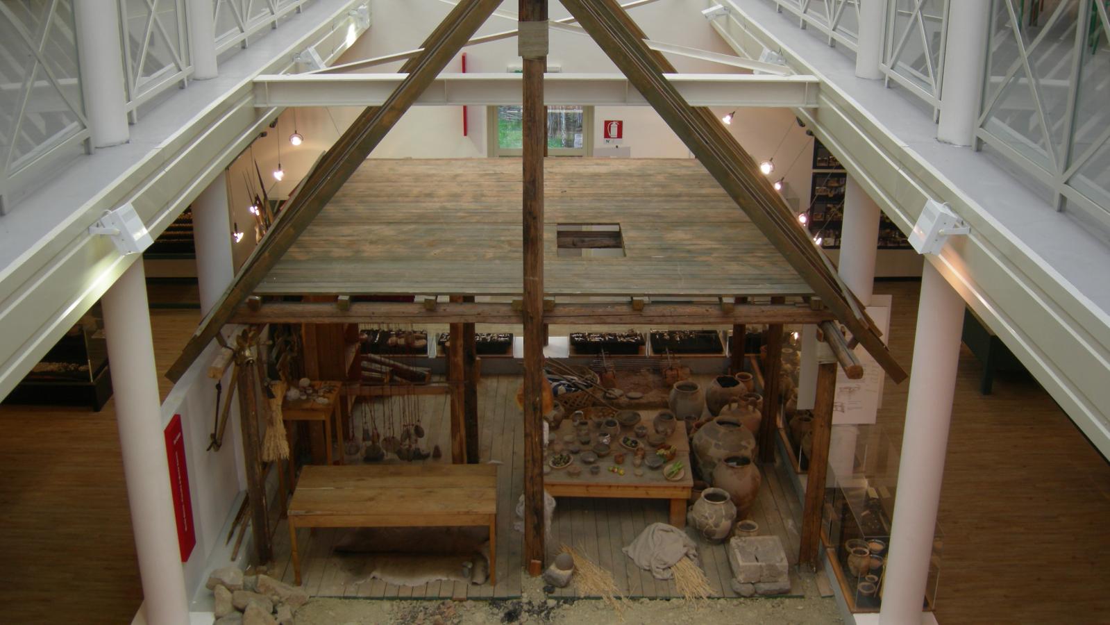 Interno della capanna nel Museo Archeologico Monte Bibele
