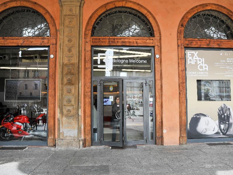 Entrata ufficio turistico Piazza Maggiore