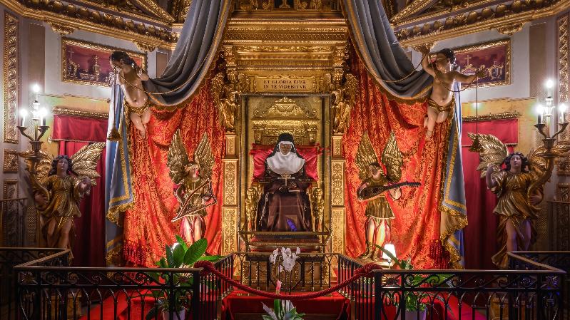 The incorrupt body of Caterina de' Vigri, Church of Corpus Domini, Bologna ©AnetaMalinowskaArt-Polognese via arte-4-you.com
