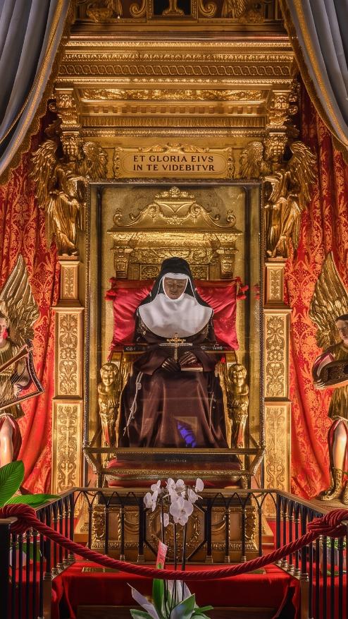The incorrupt body of Caterina de' Vigri, Church of Corpus Domini, Bologna ©AnetaMalinowskaArt-Polognese via arte-4-you.com