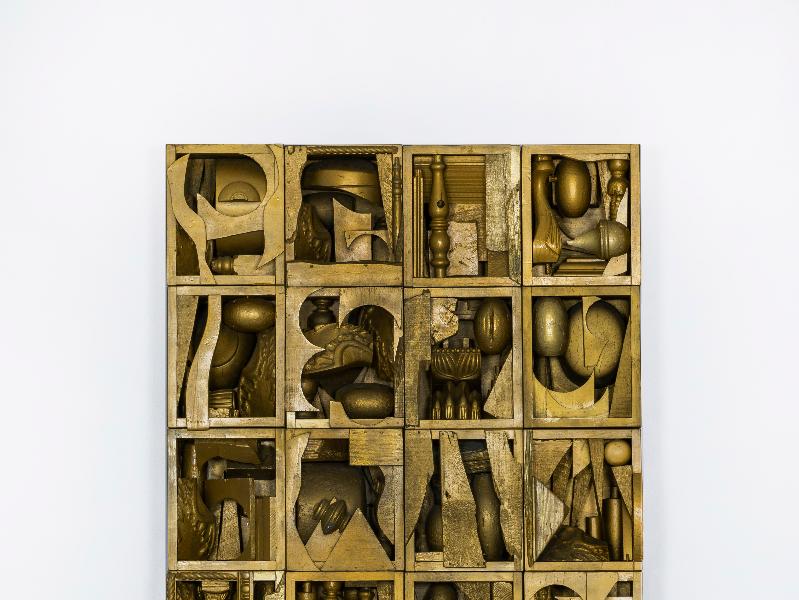 Louise Nevelson -  legno dipinto oro