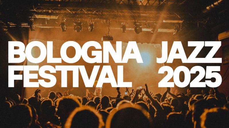 Nella foto si vede un palco illuminato e il pubblico. Didascalia: Bologna Jazz Festival 2025