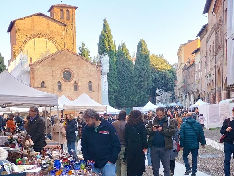 Vista del mercato su Piazza S.Stefano