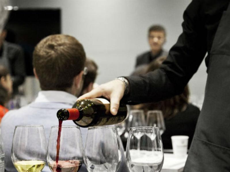 Degustazione di vino - ph. Grand Tour Italia