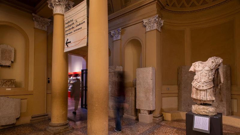 Statua dell'imperatore Nerone dal Teatro, ingresso Bookshop del Museo Archeologico di Bologna ©Stefano Laddomada