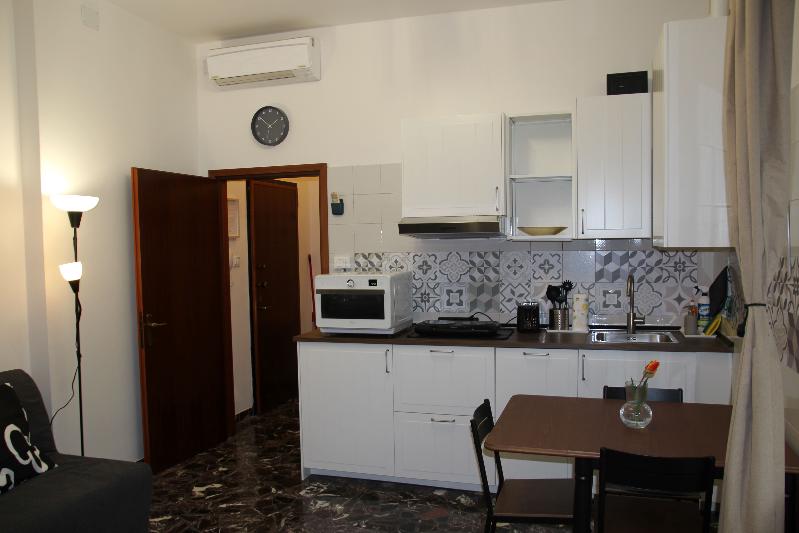 Cucina e ingresso - kitchen and entrance