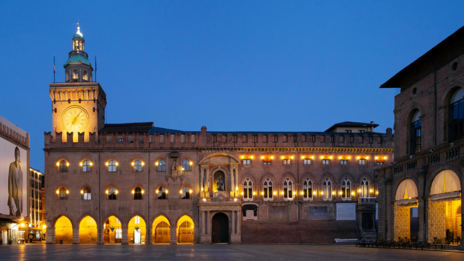 Torre dell'orologio di sera, Bologna / Clock tower by night, Bologna