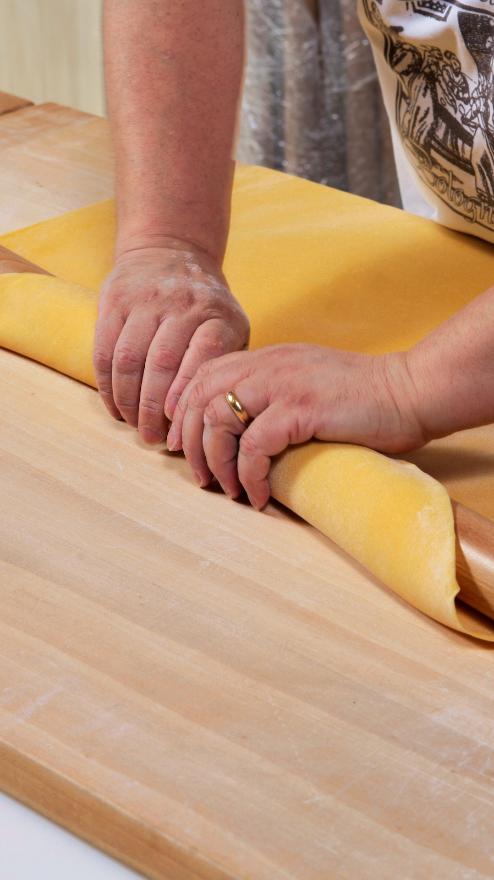 Sfoglina che stende la pasta fresca
