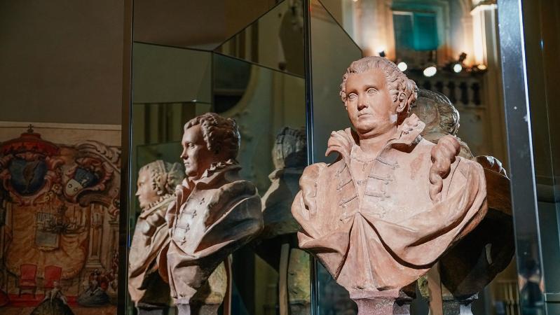 Busto orizzontale sala della cultura palazzo pepoli