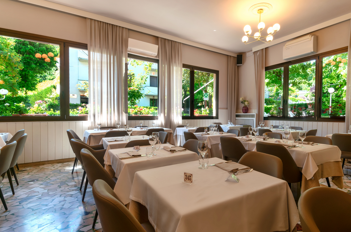 Restaurant hall Hotel Falco d'Oro Tolè Restaurant hall Hotel Falco d'Oro Tolè