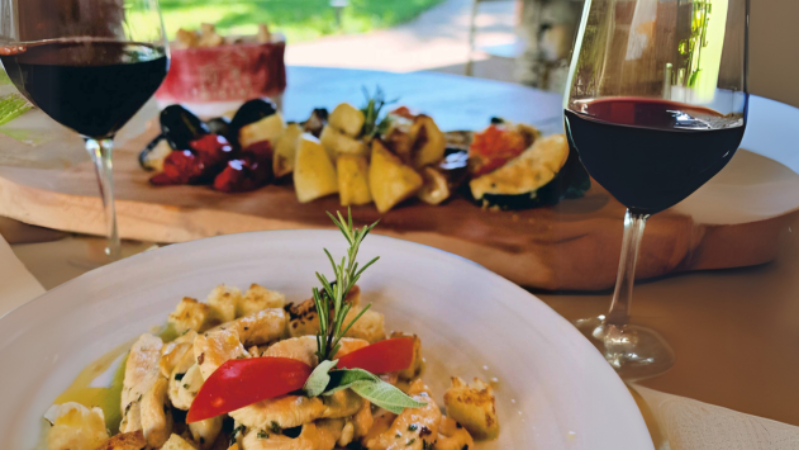 Piatto del menù con calici di vino