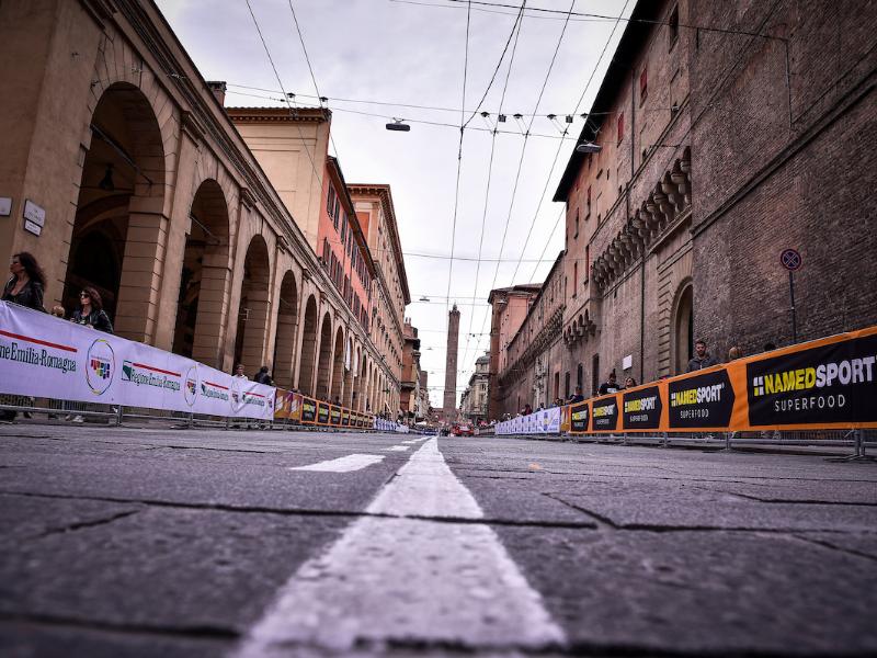 Via Ugo Bassi durante il Giro d'Italia 2019 ©Fabio Pozzati