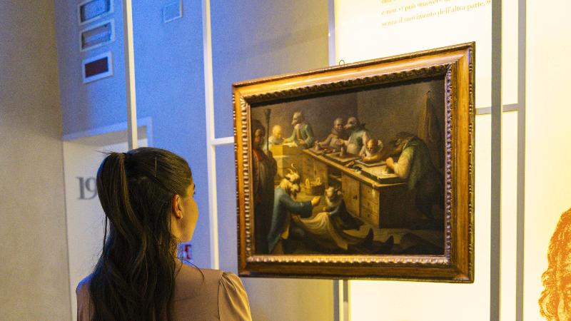 Ragazza che osserva quadro in mostra a Palazzo Pepoli