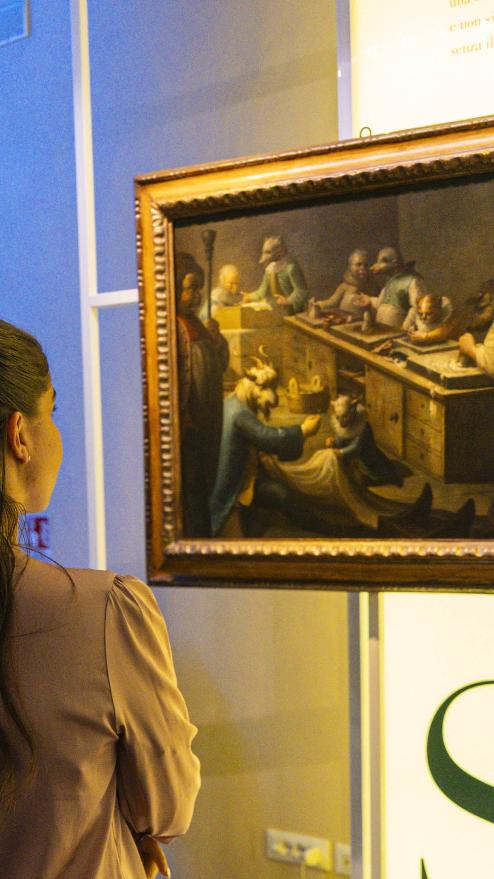 Ragazza che osserva quadro in mostra a Palazzo Pepoli